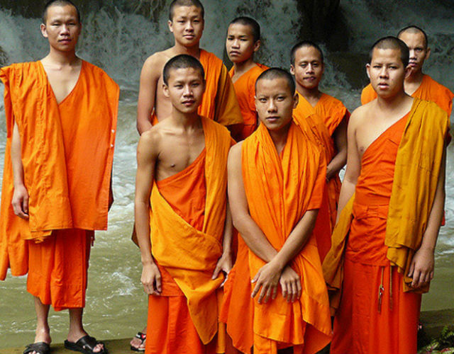 El vídeo de un monje budista en una orgía gay desata la polémica