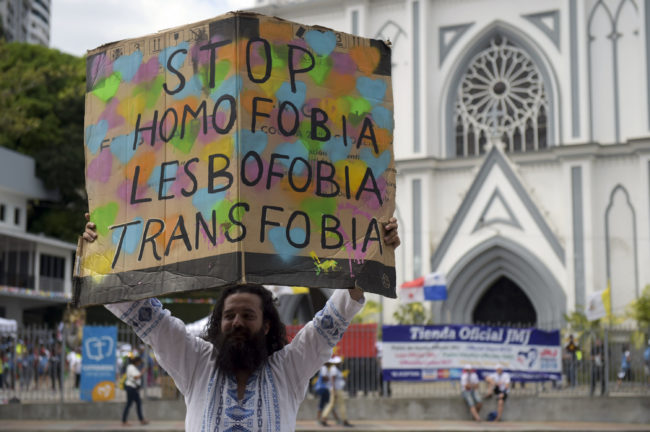 Besada gay saluda al Papa Francisco en su visita a Panamá 4