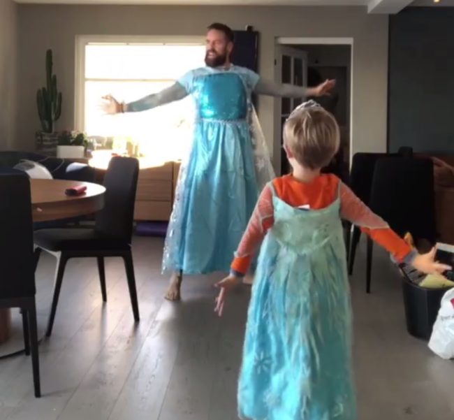 Viral: padre e hijo, vestidos de Elsa de 'Frozen' 1