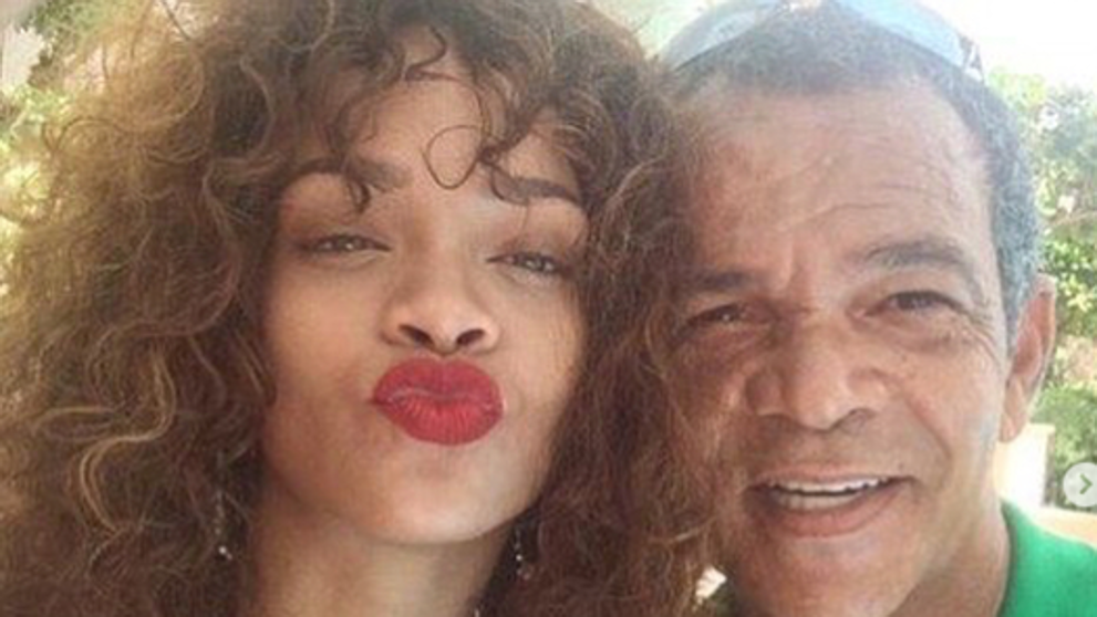 Rihanna denuncia a su padre por aprovecharse de ella