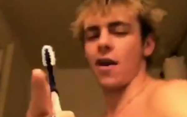 Ross Lynch desnudo y sexy hasta cepillándose los dientes