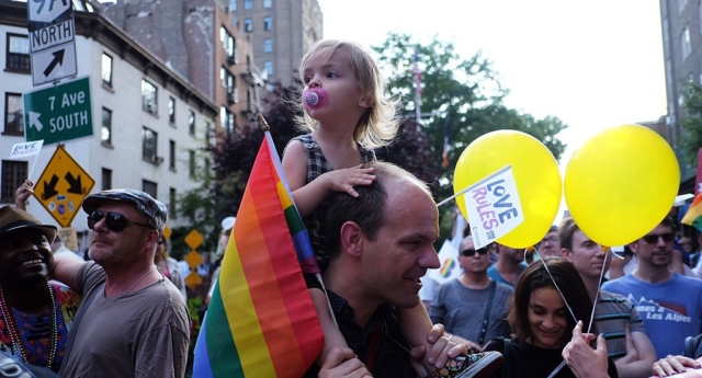 Los padres gays son buenos padres, dice estudio