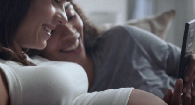 Samsung presenta una pareja de lesbianas embarazadas en un nuevo anuncio