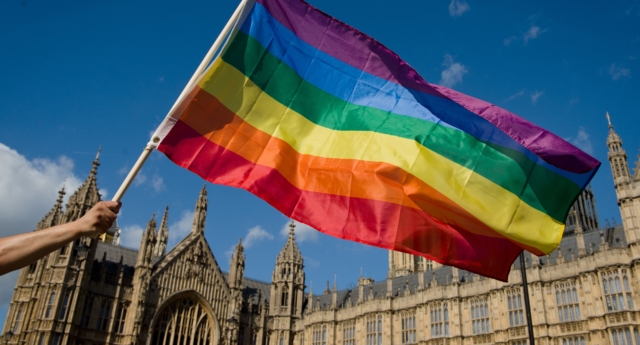 Multas de 5.000 libras a quienes ofrezcan terapia de conversión gay