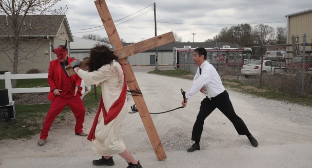 Imitador de Pete Buttigieg azota a Jesús en una extraña protesta homófoba