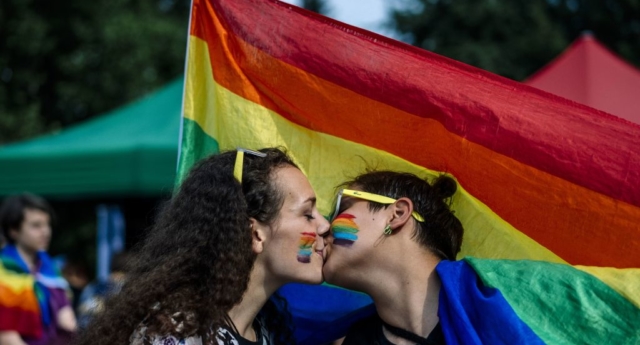 Políticos hacen campaña para bloquear exposición LGBT 1