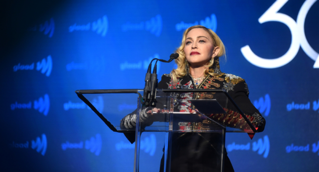 Madonna recuerda a amigos perdidos por el SIDA en los Premios GLAAD 1