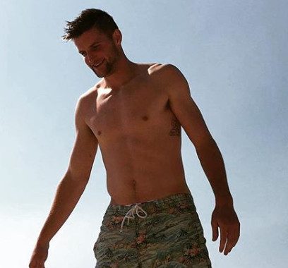 Andy Brennan desnudo el sexy futbolista gay que acaba de salir del armario