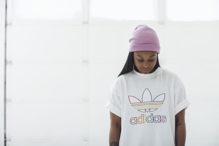 La campaña del Orgullo Adidas de la mujer gay defiende a las personas LGBT de color 1