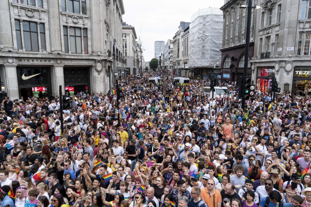 La policía detiene a un grupo de activistas LGBT de marchar en Pride en Londres