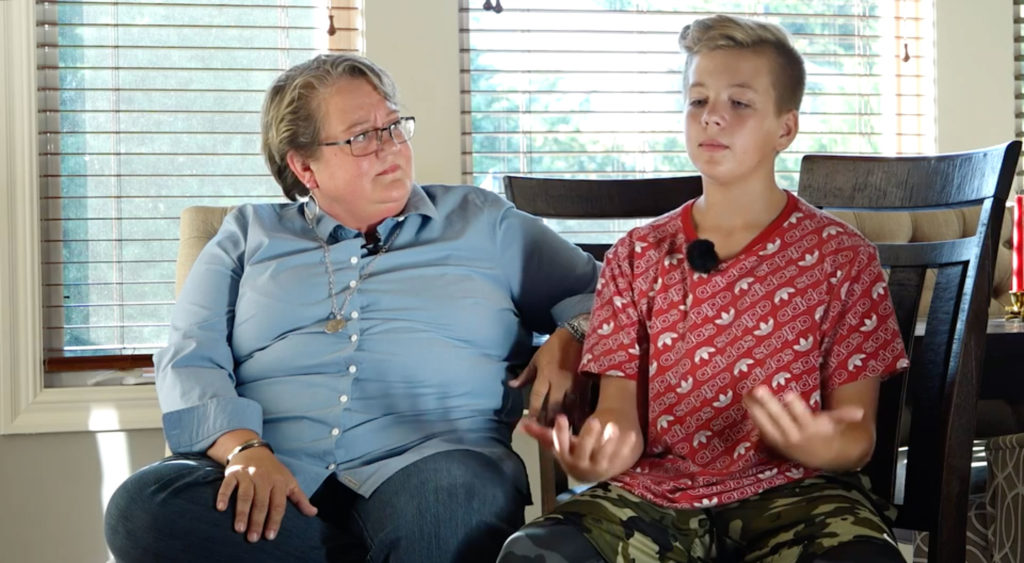 Un poderoso video muestra a un niño de 12 años preguntando por qué no existe una ley que proteja a sus madres lesbianas 1