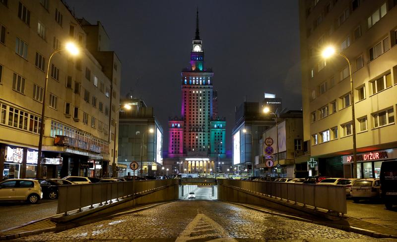 Activistas LGBT acogen el espectáculo de luces del arco iris en Polonia, dicen que se necesita más acción