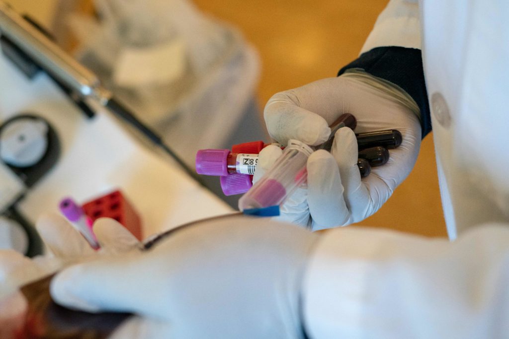 La FDA podría levantar las restricciones a la donación de sangre arcaica para hombres gays y bisexuales con un nuevo estudio innovador