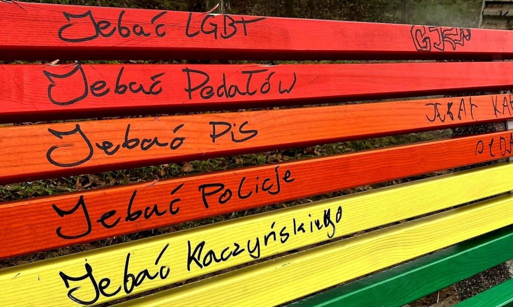 Homófobos polacos vandalizan bancos arcoiris