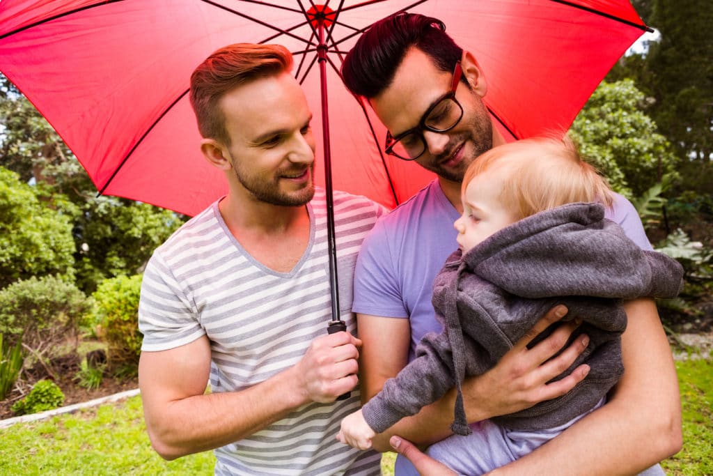Un padre gay comparte los comentarios mas ofensivos que le han hecho