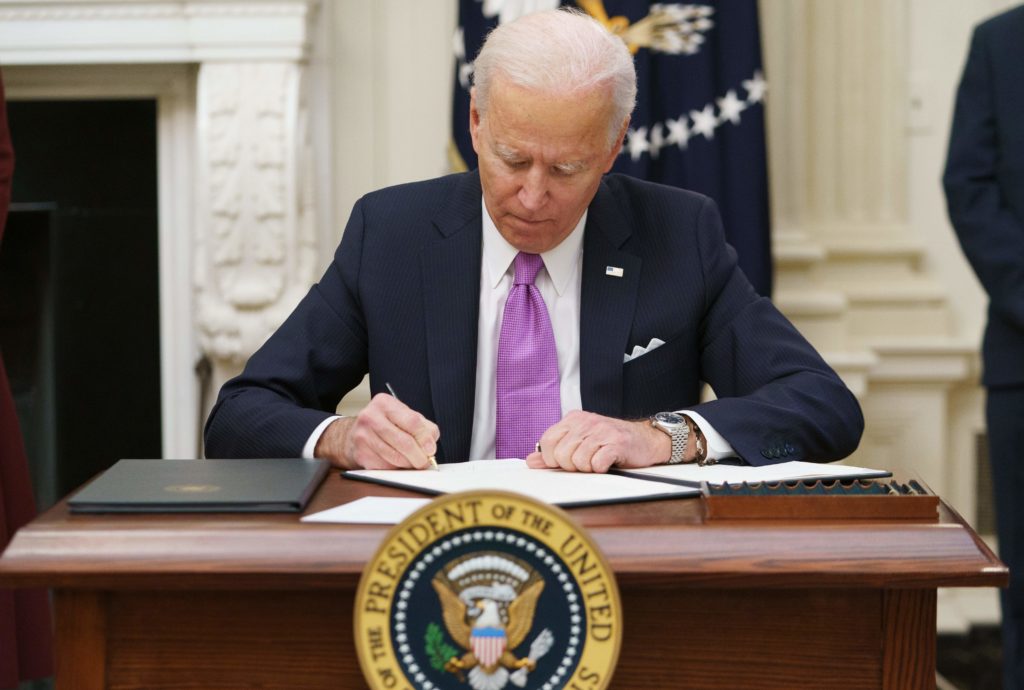 Joe Biden pone fin a la monstruosa prohibición trans-militar de Trump en una victoria trascendental para los derechos de los LGBT+.