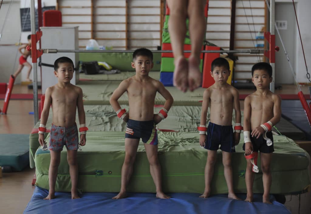 China pone en marcha un plan para potenciar la "masculinidad" de los escolares "afeminados"