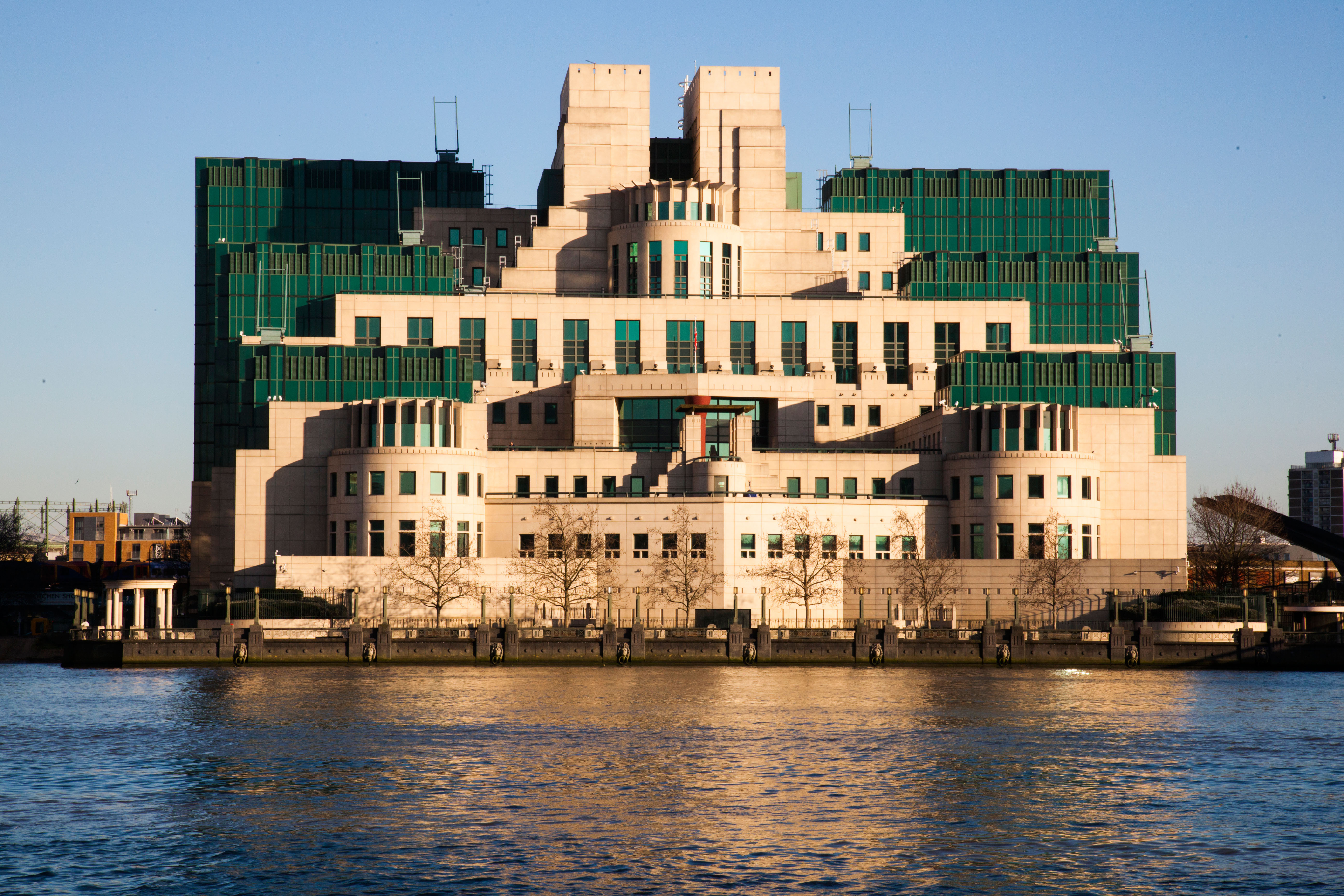 Richard Moore, jefe del MI6, pide disculpas por no dejar ser espías a homosexuales