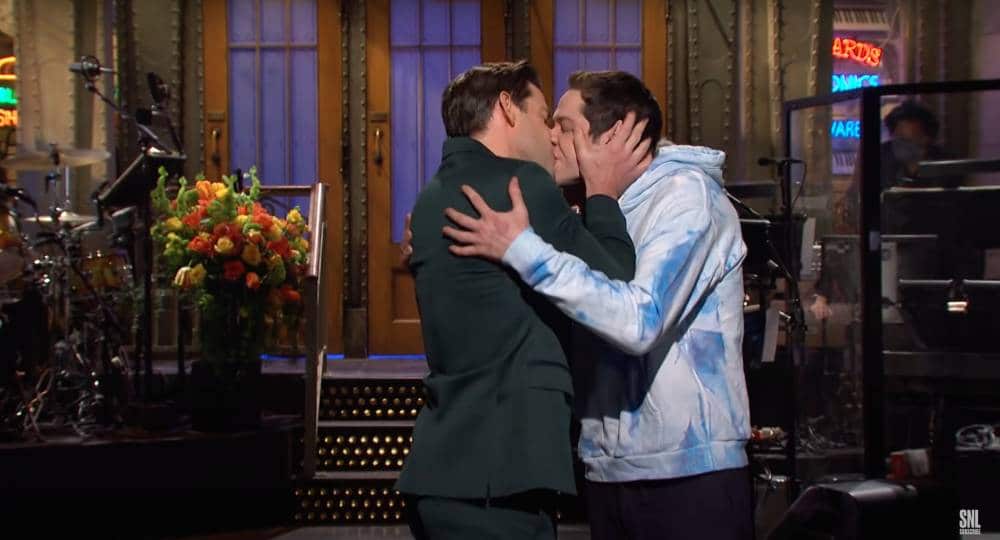 John Krasinski y Pete Davidson comparten un apasionado beso en SNL y los fans están muy divididos