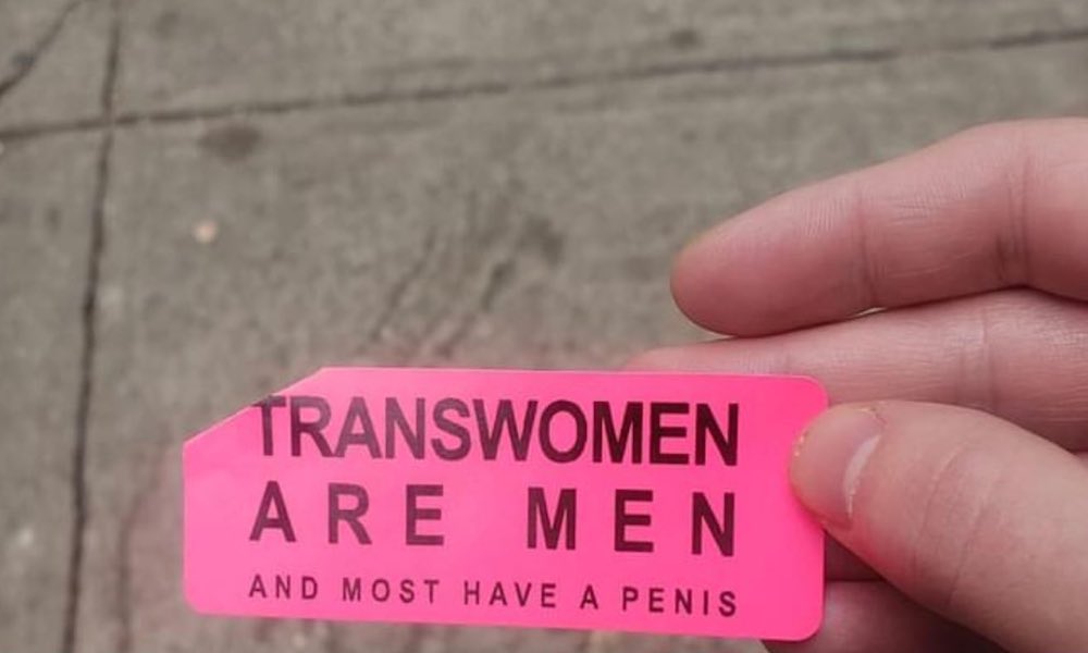 Una pareja gay se enfrenta a las mujeres que ponen pegatinas transfóbicas 
