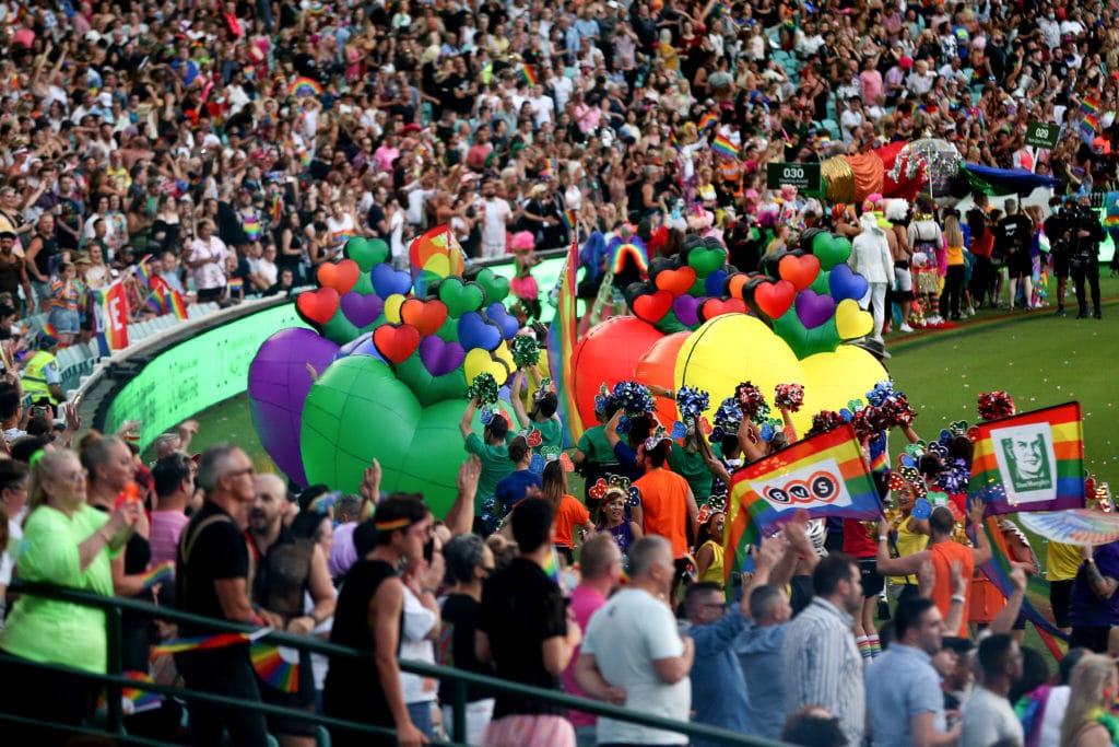 Decenas de miles de personas LGBT+ sin máscara celebran el Mardi Gras de Sydney