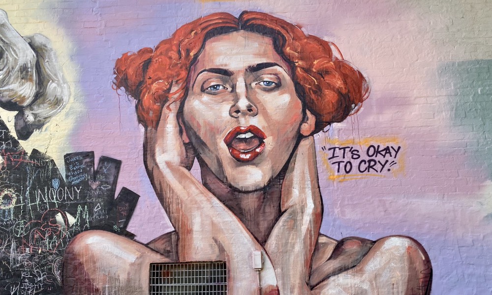 La visionaria del pop e icono trans SOPHIE inmortalizada en un hermoso mural 