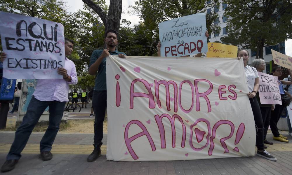 Panamá prohibe por ley adoptar a parejas homosexuales