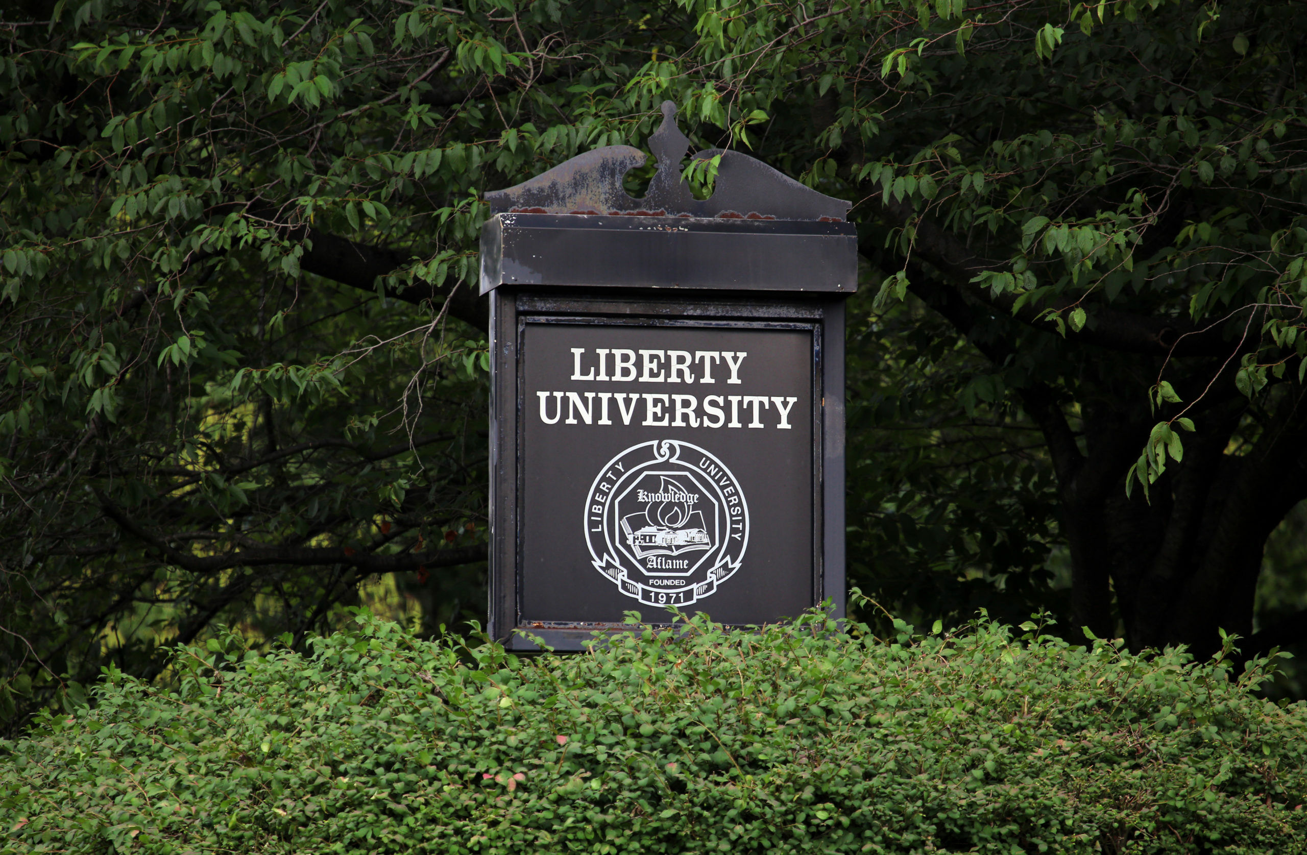 Estudiantes LGBTQ presentan una demanda contra la Universidad Liberty
