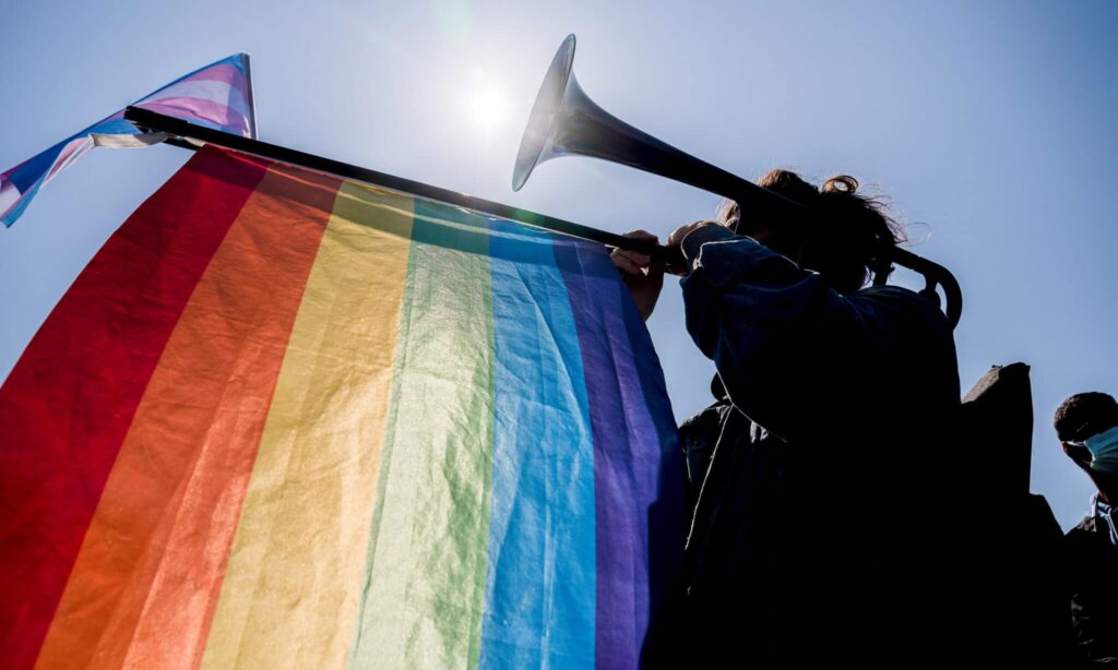 Un colegio prohíbe las banderas del Orgullo porque son una 