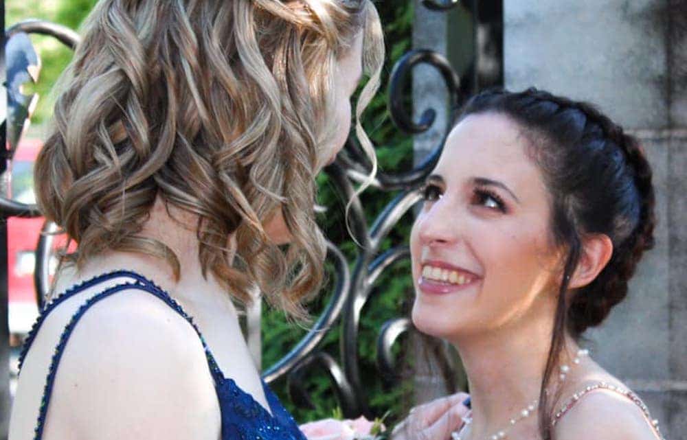 Una pareja lesbiana hace historia como reinas del baile de graduación