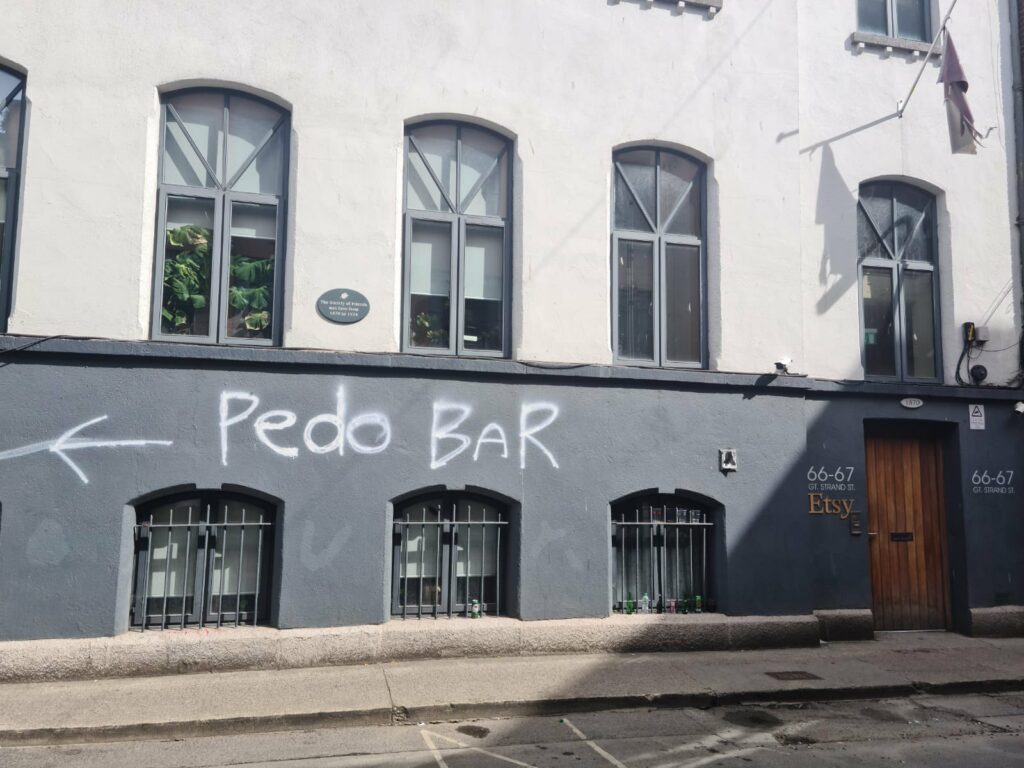 Un legendario bar gay de Dublín es blanco de vándalos homófobos en un inquietante ataque 