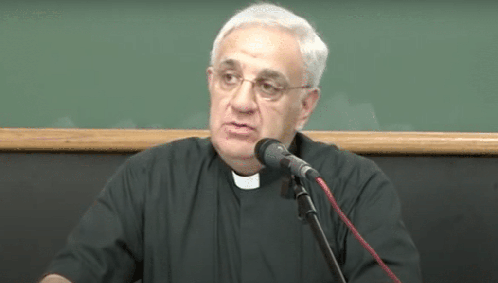 Un ex asesor del Vaticano homófobo afirma que podía curar a los homosexuales acostándose con ellos