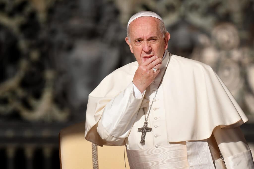 Escándalo en el Vaticano: se filtra un video "sexual" de un obispo con un hombre