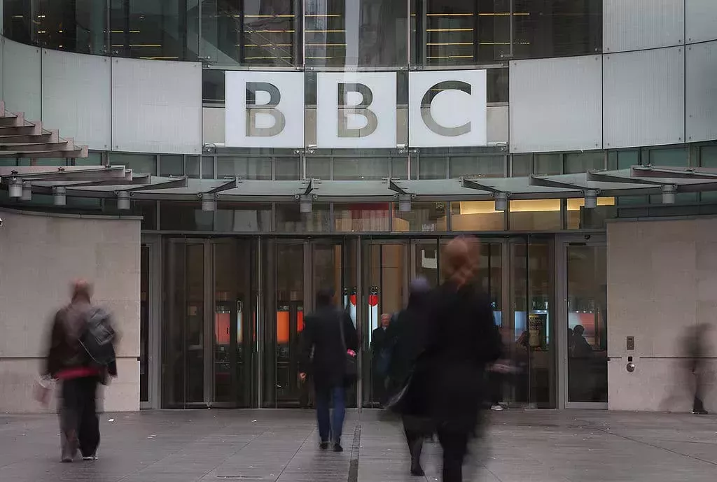 La BBC defiende con rigor un artículo antitrans condenado por miles de personas como 
