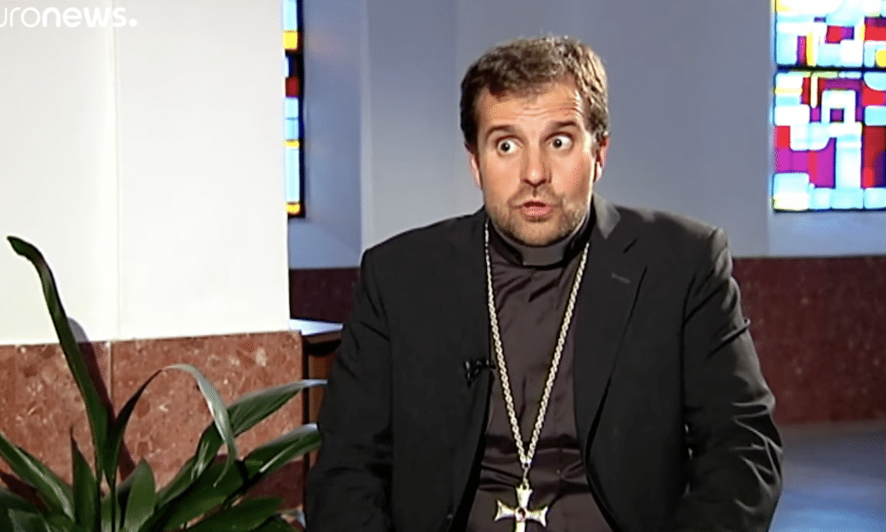 El obispo de la terapia de conversión es despojado formalmente de sus poderes tras casarse con un escritor de porno satánico