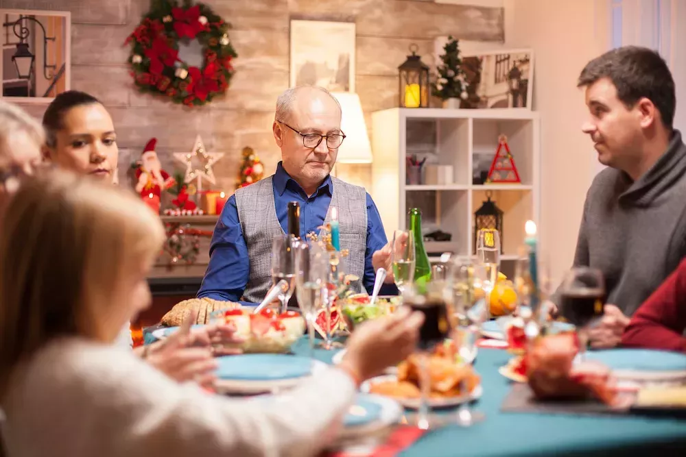 Los expertos comparten consejos útiles para hacer frente a los familiares intolerantes en Navidad