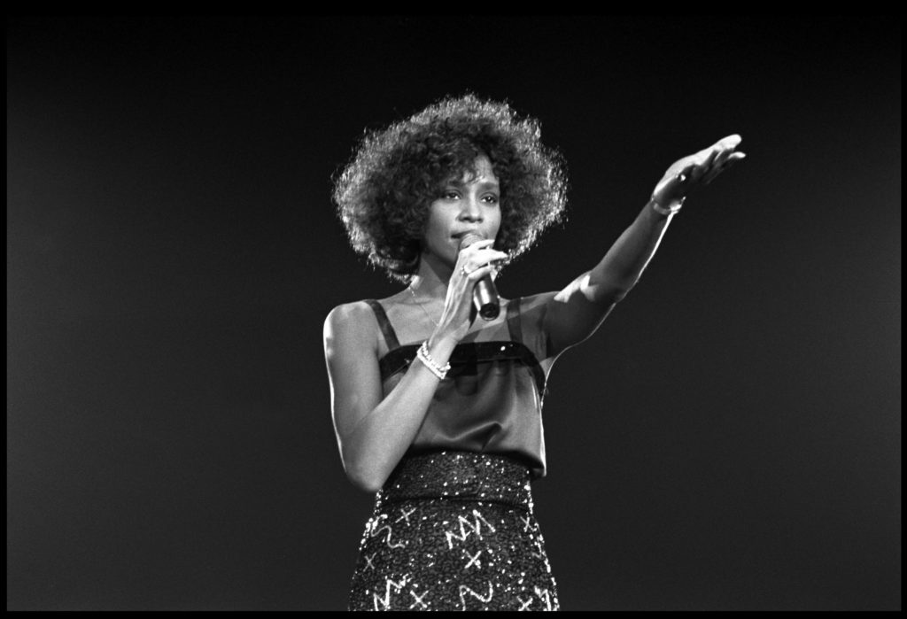 7 veces que la legendaria Whitney Houston demostró ser un eterno icono queer