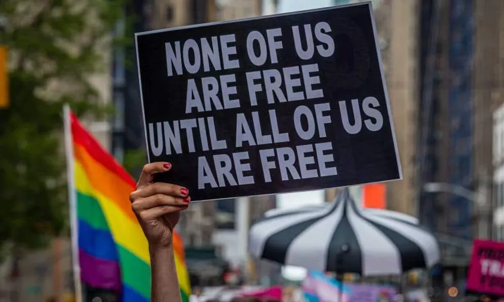 Al menos 160 ataques deshumanizados contra los derechos de las personas LGBT+ están siendo impulsados por los legisladores estadounidenses en este momento