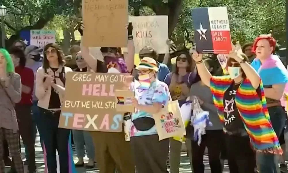 Un juez de Texas bloquea las investigaciones por maltrato infantil a los padres solidarios de los niños trans