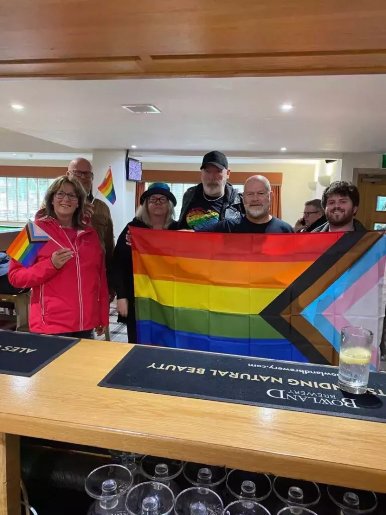 Los habitantes de un pueblo se reúnen en torno a una pareja gay atacada por homófobos en una conmovedora muestra de solidaridad