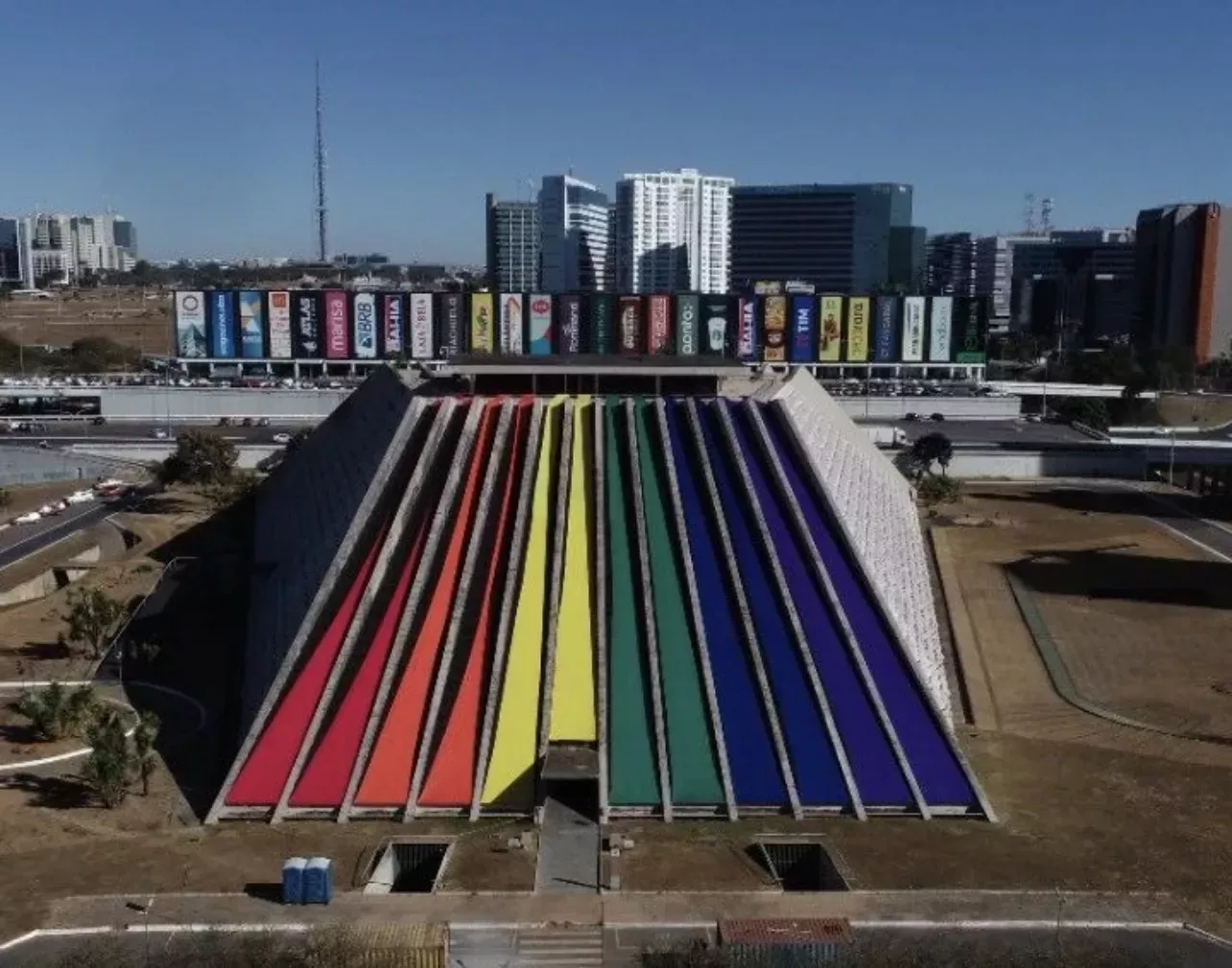 Los puntos turísticos de Brasilia se tiñen de los colores del arco iris para el Día del Orgullo LGBTQIA+