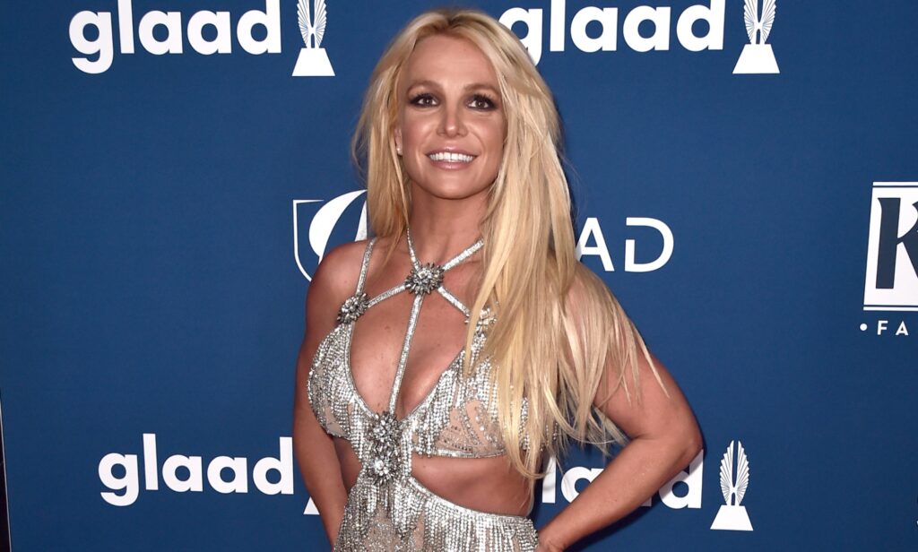 Britney Spears abrumada prepara su regreso musical con un dúo con Elton John