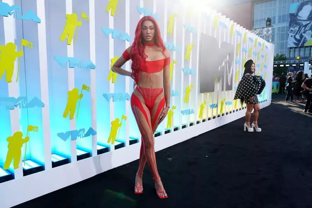 Los mejores, peores y más sorprendentes looks de los MTV VMAs 2022 - desde Lil Nas X hasta Lizzo