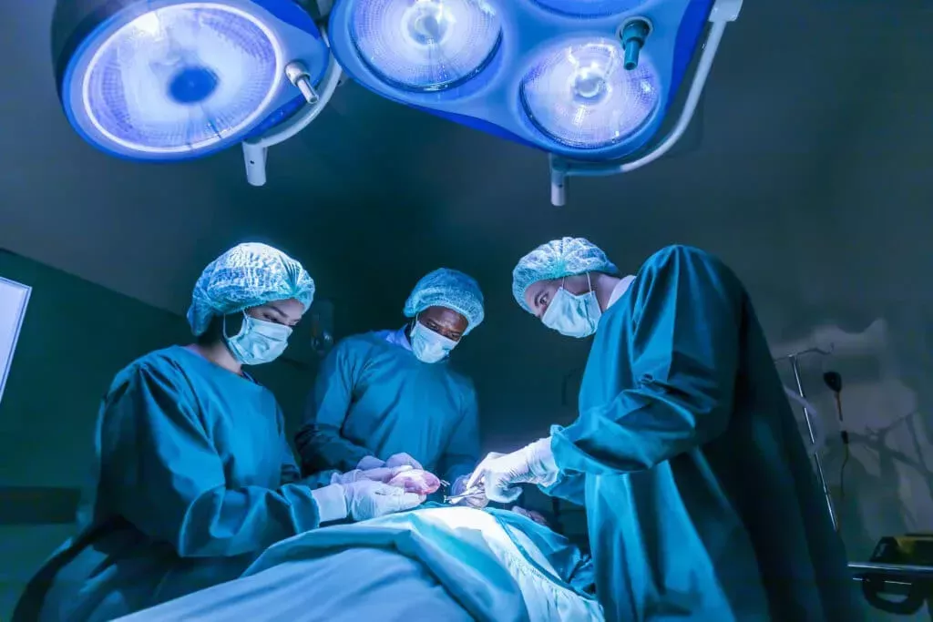 Se realiza el primer trasplante de corazón del mundo entre un paciente seropositivo y un donante
