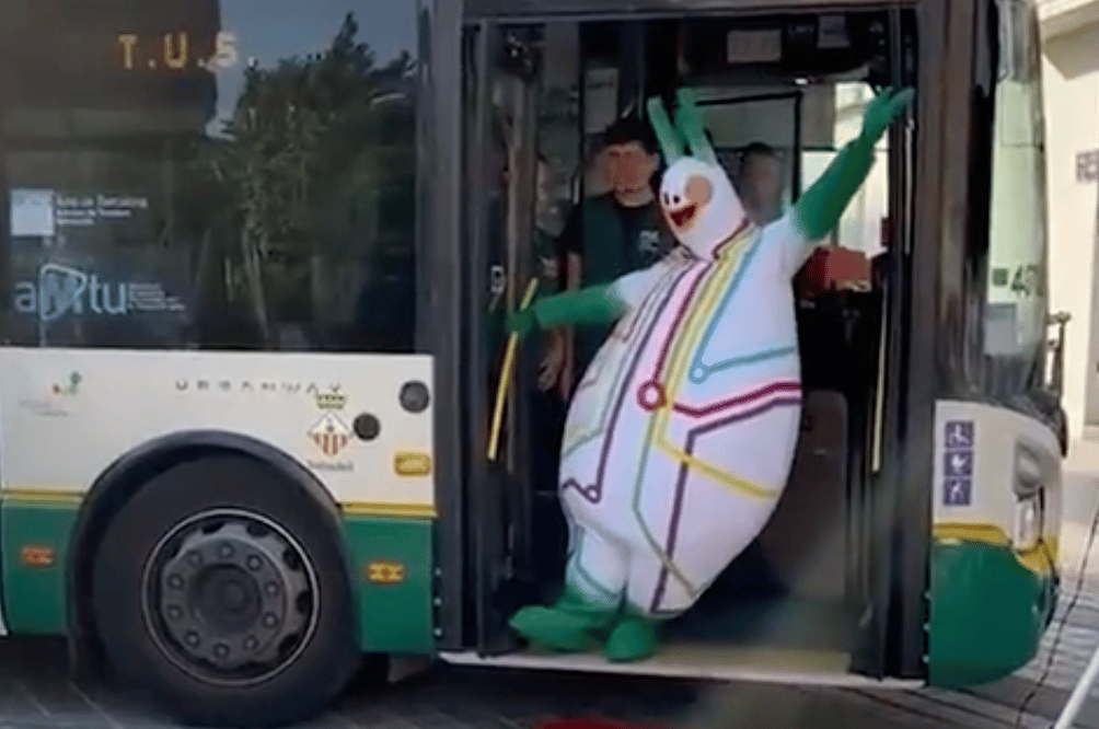 La compañía de autobuses presenta su nueva mascota 'Bussi' y todo el mundo hace la misma broma