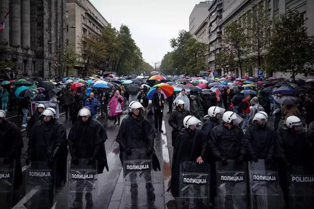 La comunidad LGBTQ+ se manifiesta en el Orgullo de Belgrado ante la violencia de la extrema derecha