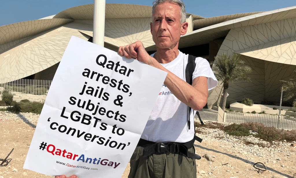 El activista LGBTQ+ Peter Tatchell es liberado por la policía de Qatar tras su desafiante protesta antes del Mundial