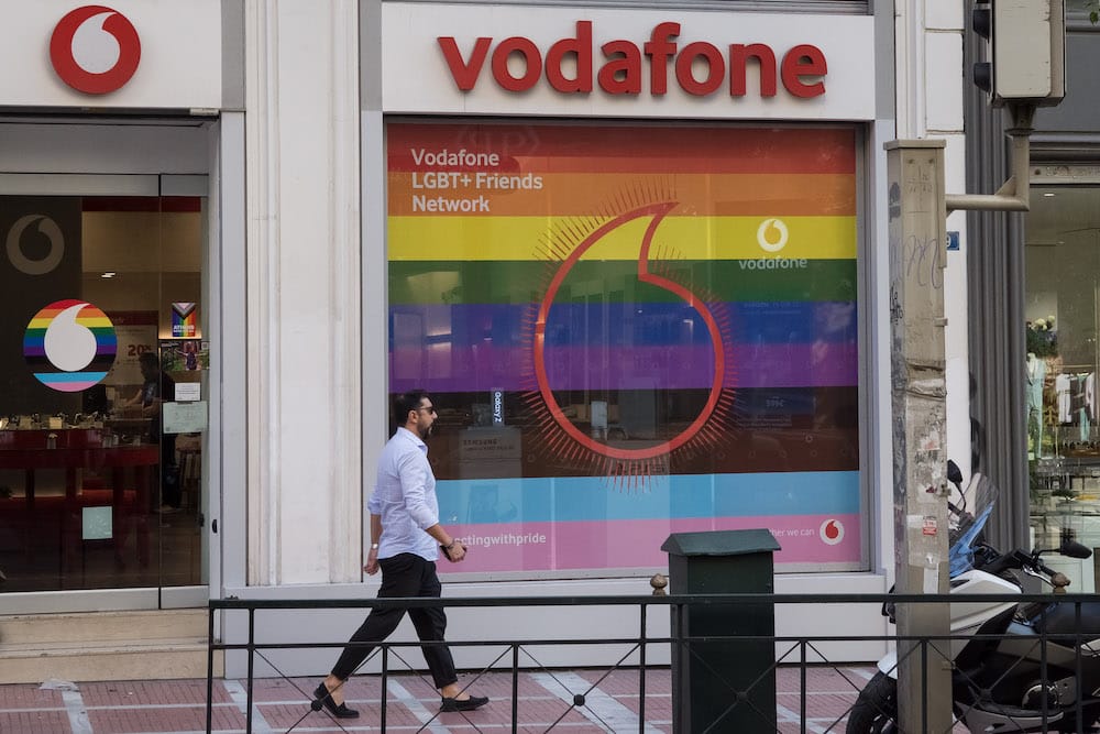 Un director de Vodafone pide a una trabajadora que le explique como tienen sexo las lesbianas