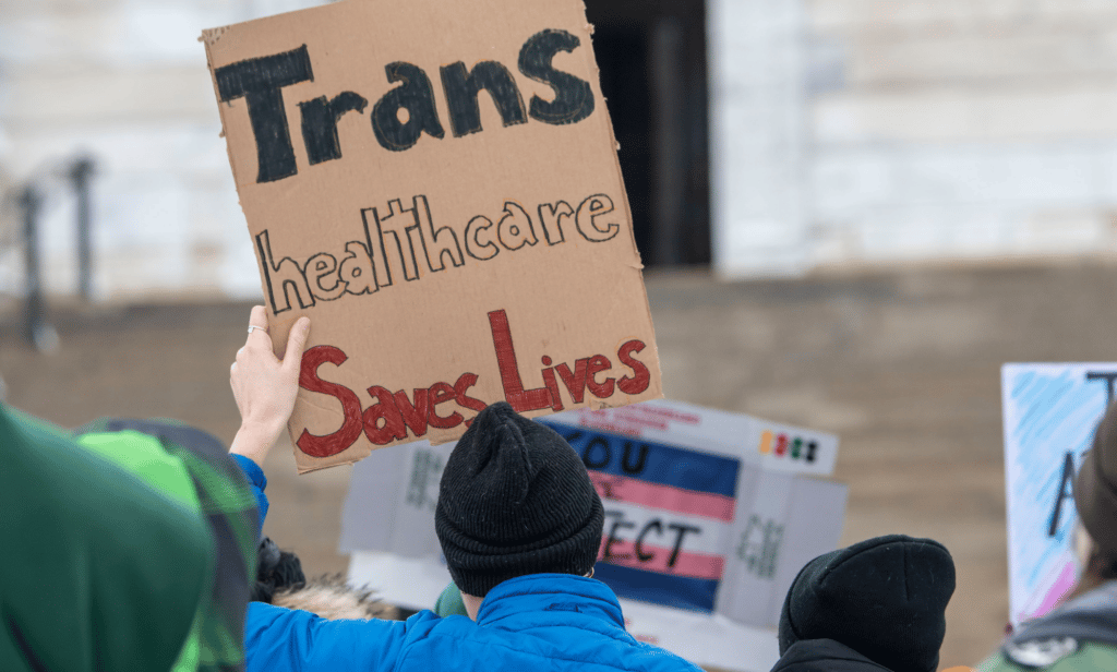 Los adolescentes trans podrían enfrentarse a una detransición forzosa y a la cárcel para sus padres, según un horrible proyecto de ley de Michigan
