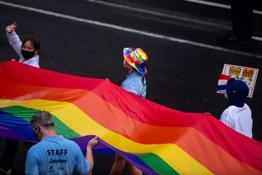 Un estadounidense gay que se trasladó a Japón para estar con su marido gana una victoria parcial en una larga lucha legal